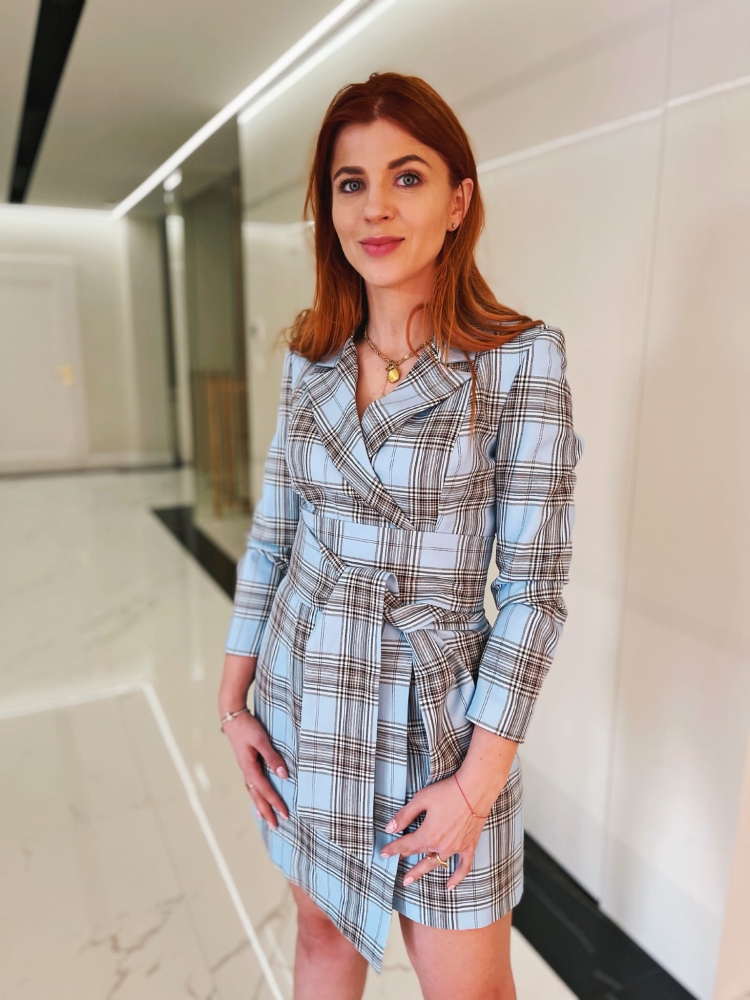Niebieska sukienka w kratkę o kroju marynarki z paskiem w talii Rocky by Swing