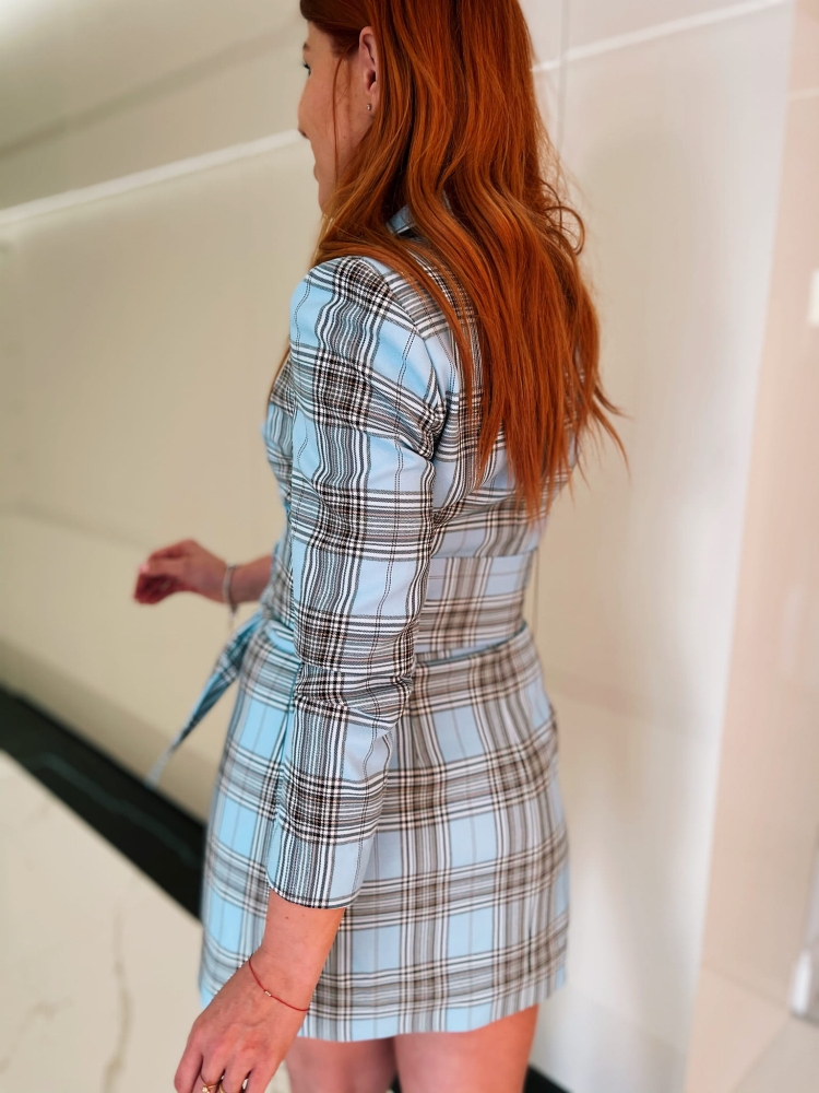 Niebieska sukienka w kratkę o kroju marynarki z paskiem w talii Rocky by Swing