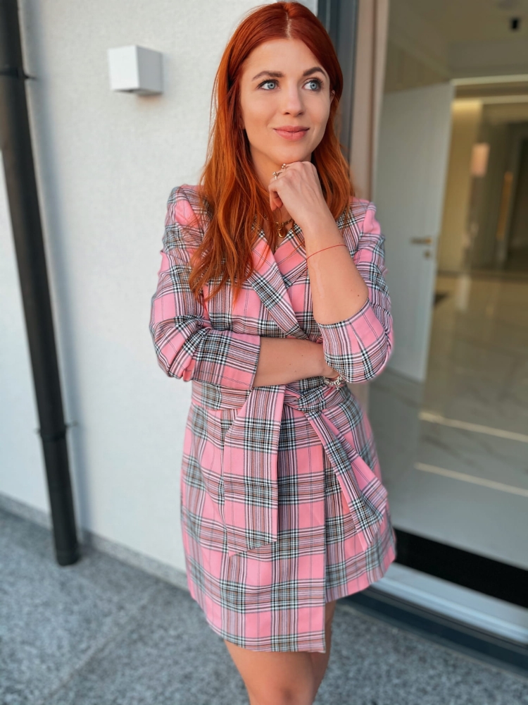 Różowa sukienka w kratkę o kroju marynarki z paskiem w talii Rocky by Swing