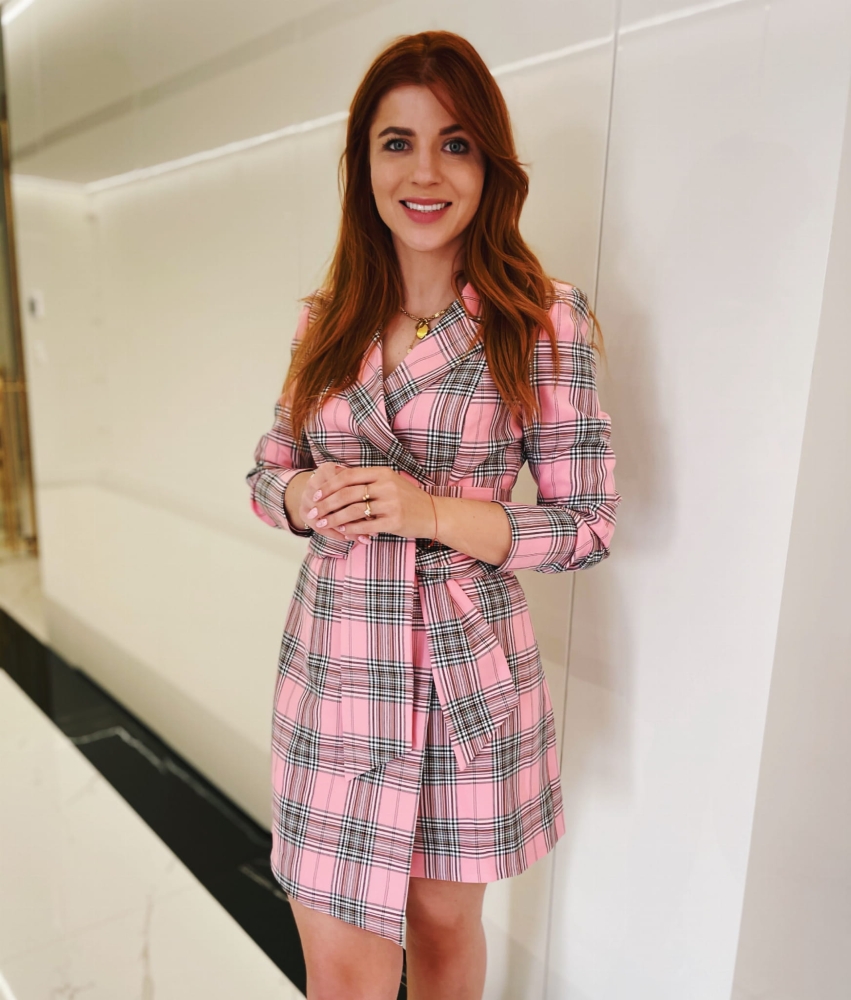 Różowa sukienka w kratkę o kroju marynarki z paskiem w talii Rocky by Swing