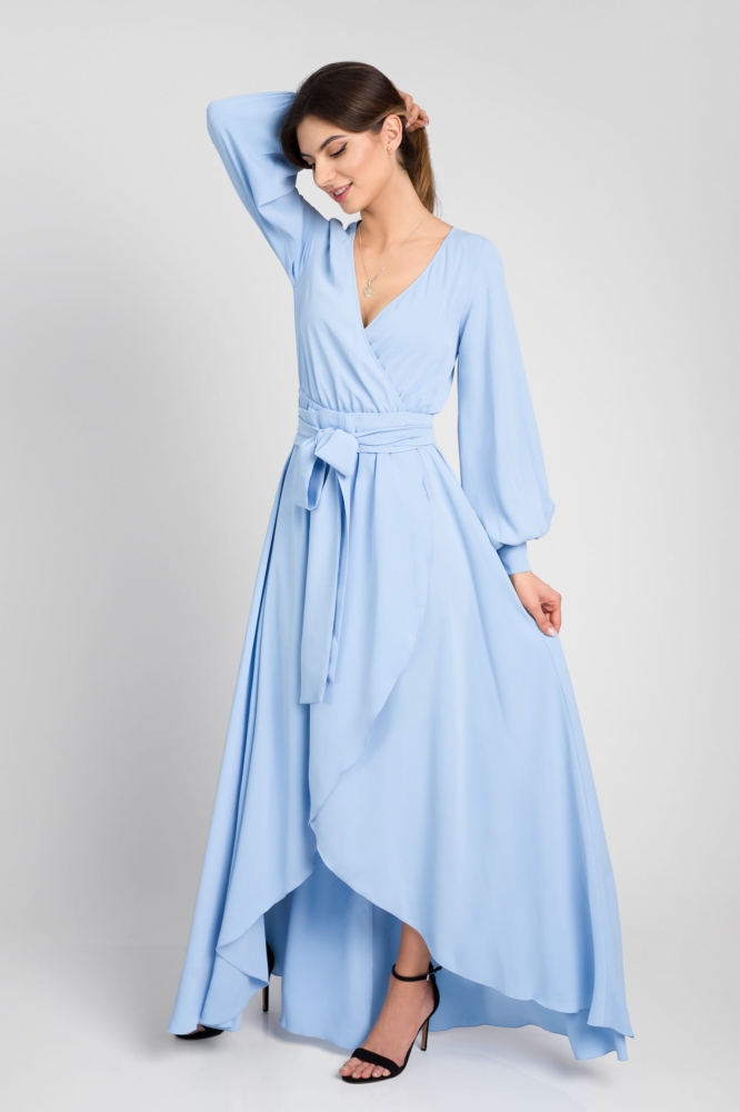 Długa sukienka z krótszym przodem Irmina Baby Blue by Swing