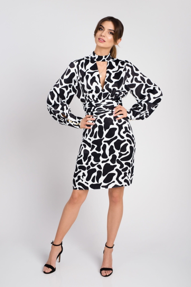 Urocza mini sukienka w zwierzęcy czarno biały print ala żyrafa z długim rękawem i pęknięciem przy dekolcie Nairobi (