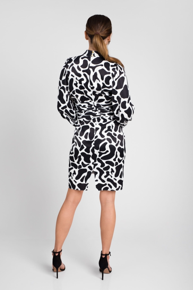 Urocza mini sukienka w zwierzęcy czarno biały print ala żyrafa z długim rękawem i pęknięciem przy dekolcie Nairobi (