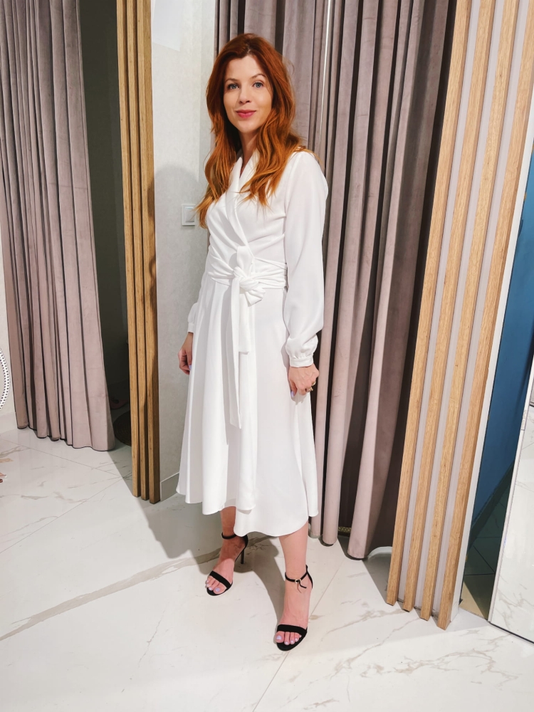 Biała lekko rozkloszowana sukienka midi z kopertowym dekoltem VIOLA