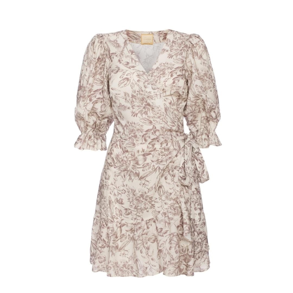 Kopertowa sukienka beżowa w kwiaty z bufiastymi rękawkami i falbankami Sophia by Swing