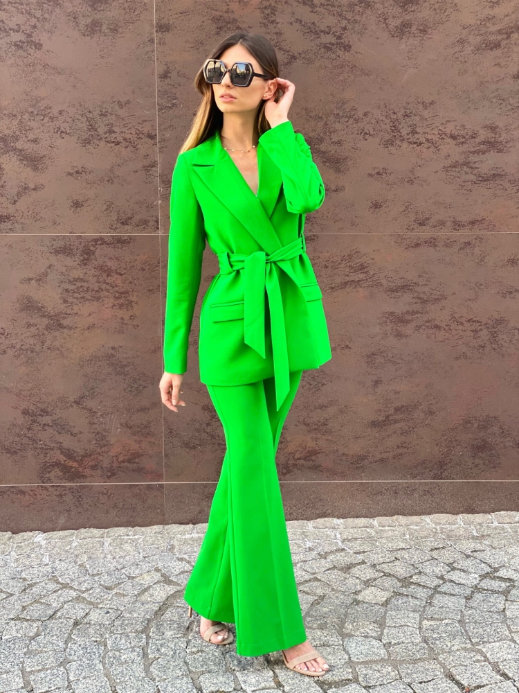 Garnitur z szerokimi spodniami i wiązaną marynarką ANDREA w kolorze intensywnej zieleni