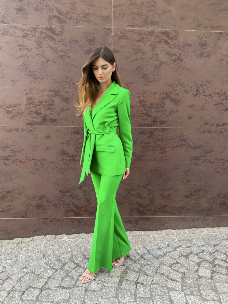 Garnitur z szerokimi spodniami i wiązaną marynarką ANDREA w kolorze intensywnej zieleni
