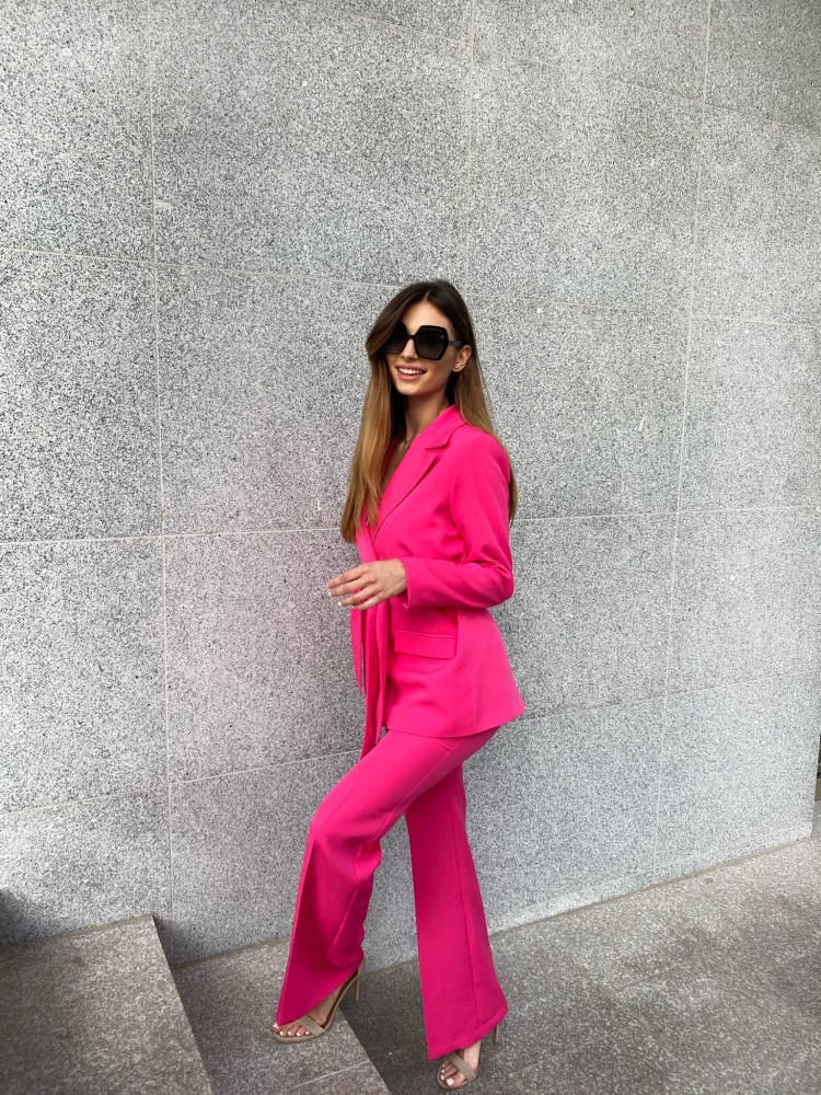 Garnitur z szerokimi spodniami ala dzwony i wiązaną marynarką ANDREA  w kolorze  amarantowym