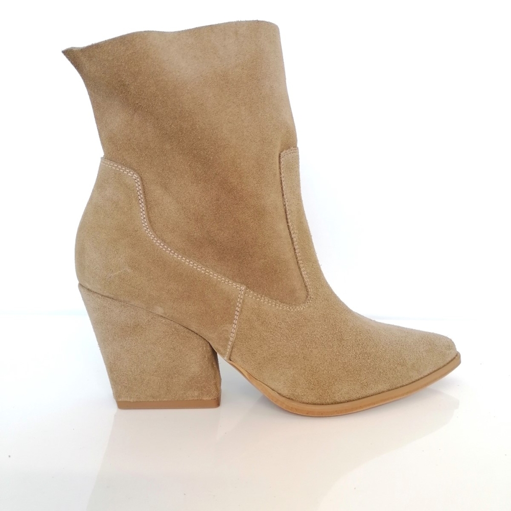 Beżowe zamszowe kowbojki