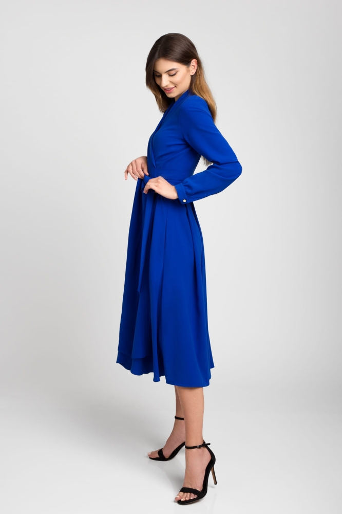 Kobaltowa lekko rozkloszowana sukienka midi z kopertowym dekoltem VIOLA by SWING