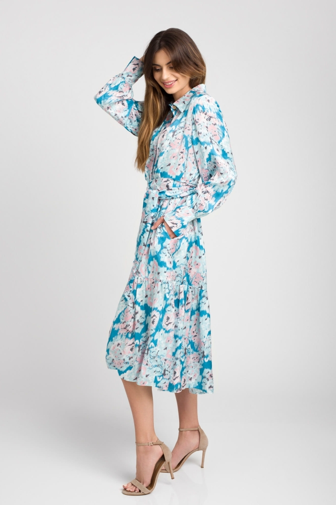 Niebieska rozkloszowana sukienka midi w delikatne wzory z kołnierzykiem Monaco by SWING