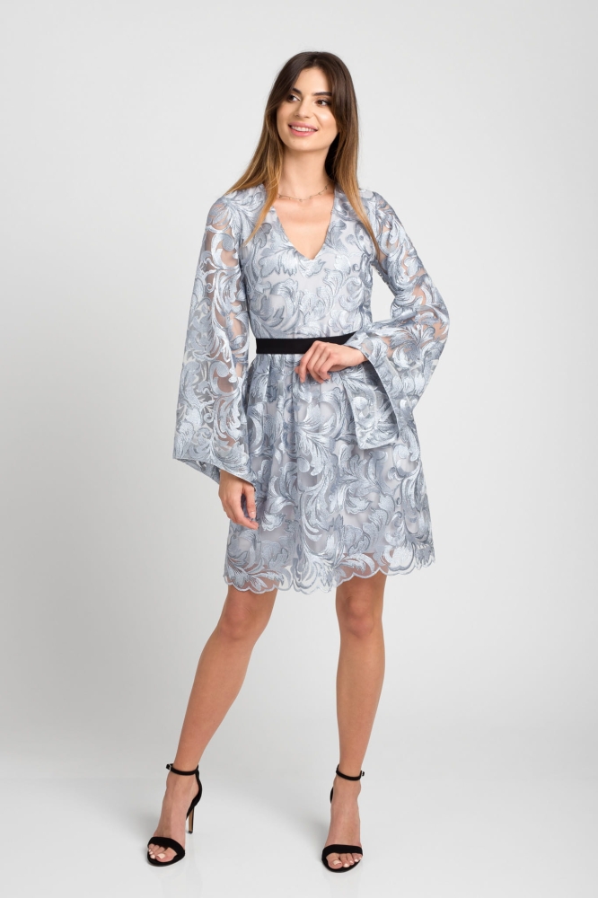 Srebrna koronkowa sukienka z szerokimi rękawami Valerie II by SWING