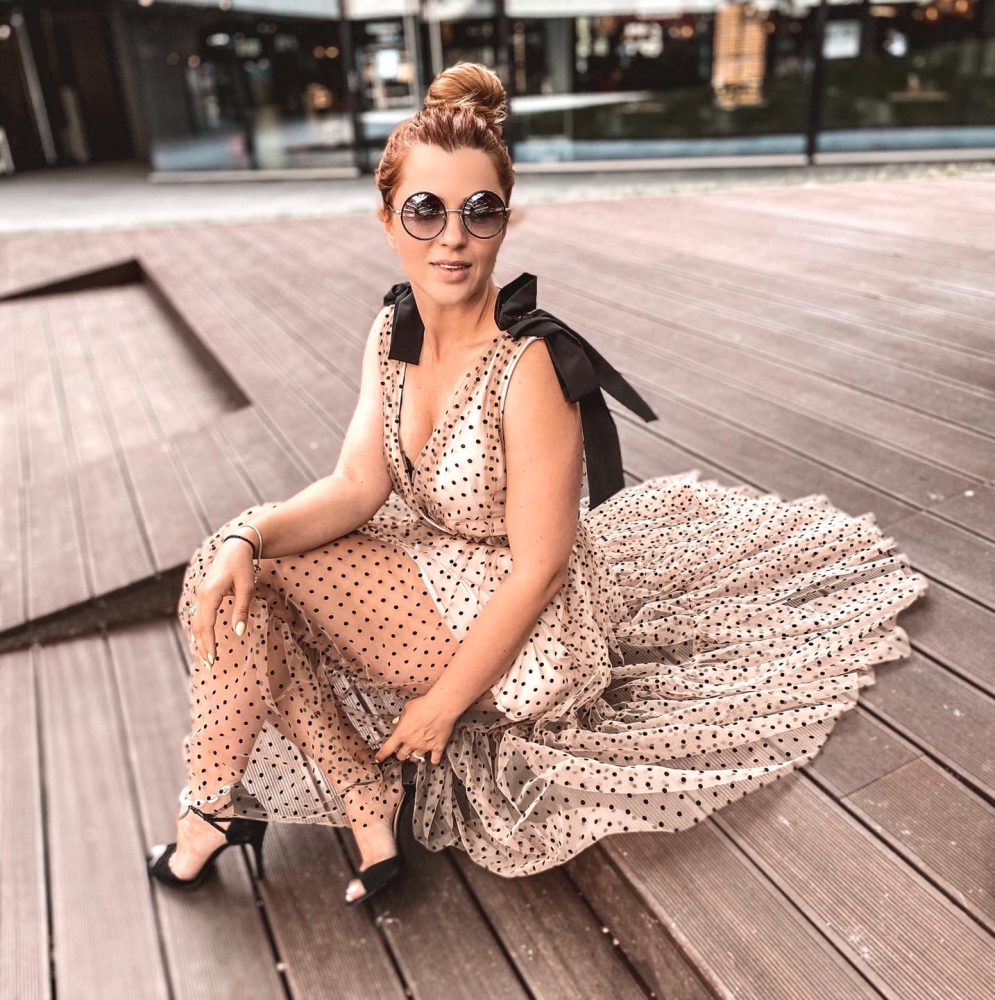 Tiulowa sukienka w czarne kropeczki Amore Swing 