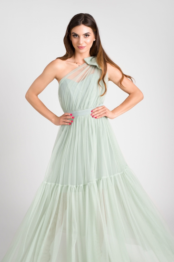 Zjawiskowa tiulowa długa maxi sukienka wieczorowa na jedno ramię w kolorze miętowym Ingrid by Swing