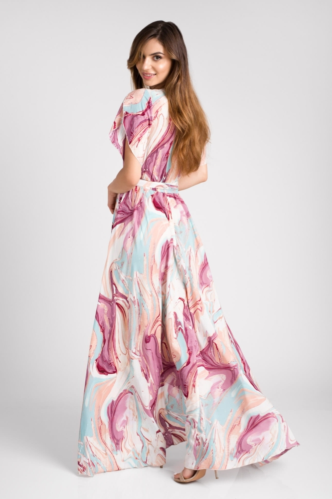 Długa  letnia zwiewna sukienka z krótkim rękawem z krótszym przodem  w marmurowy wzór Irmina by Swing