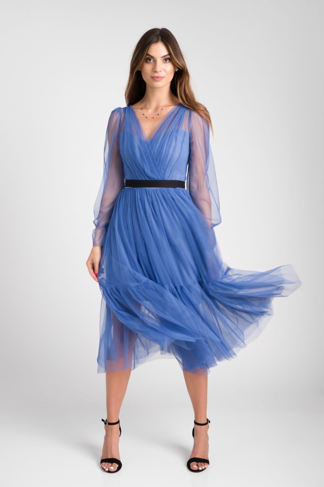 Rozkloszowana tiulowa niebieska sukienka midi z ozdobnym paskiem Serena by Swing