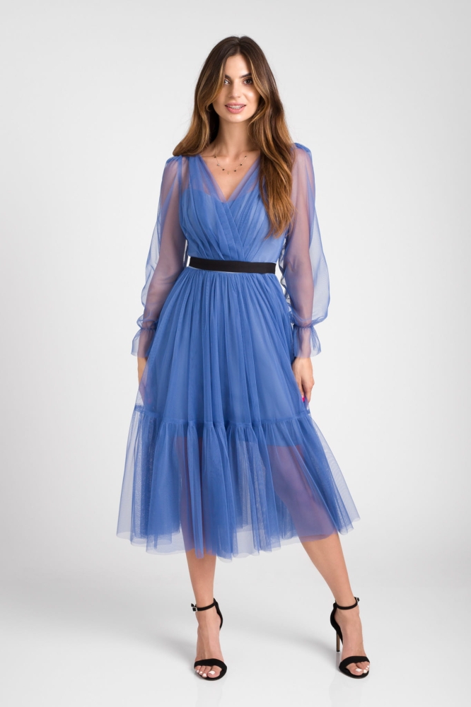 Rozkloszowana tiulowa niebieska sukienka midi z ozdobnym paskiem Serena by Swing