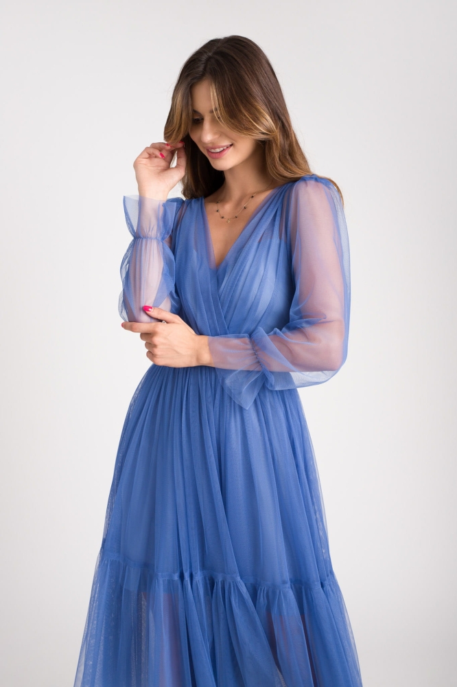 Rozkloszowana tiulowa niebieska sukienka midi z ozdobnym paskiem Serena by Swing