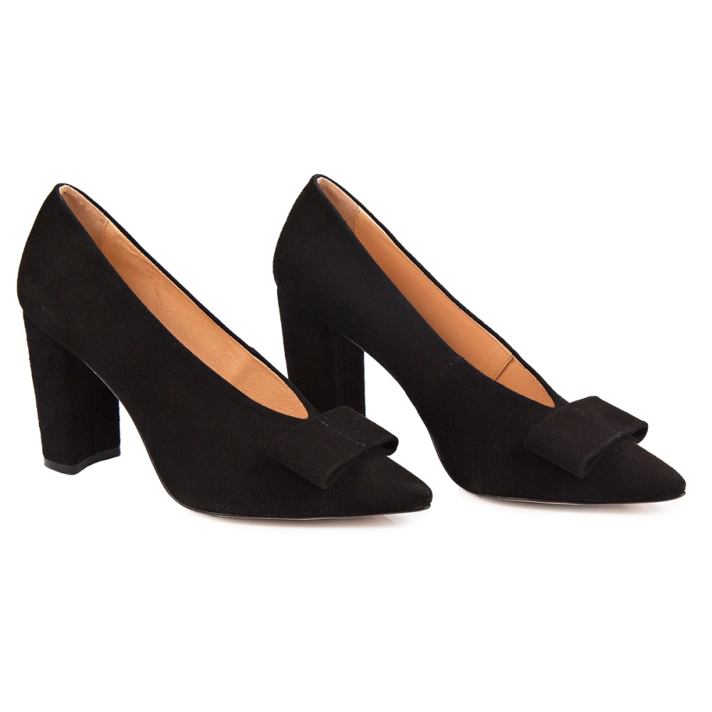 Czarne zamszowe czółenka na słupku z kokardką