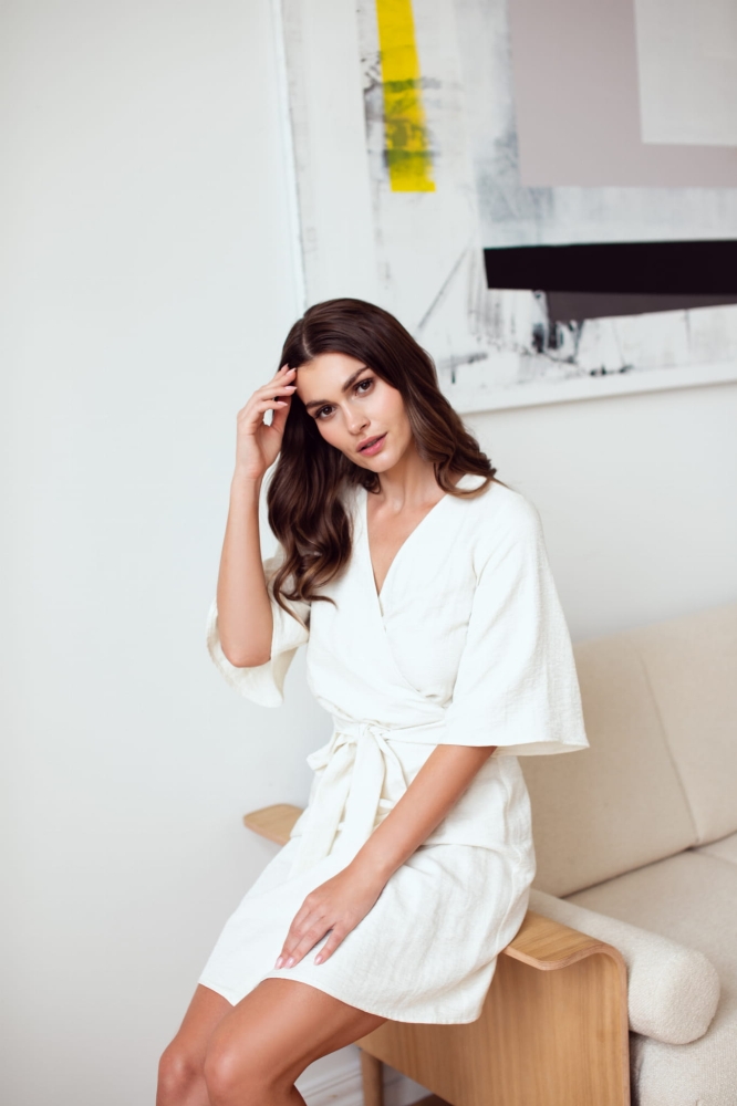 Kopertowa sukienka o kroju kimono z krótkim rękawem Manebi Swing