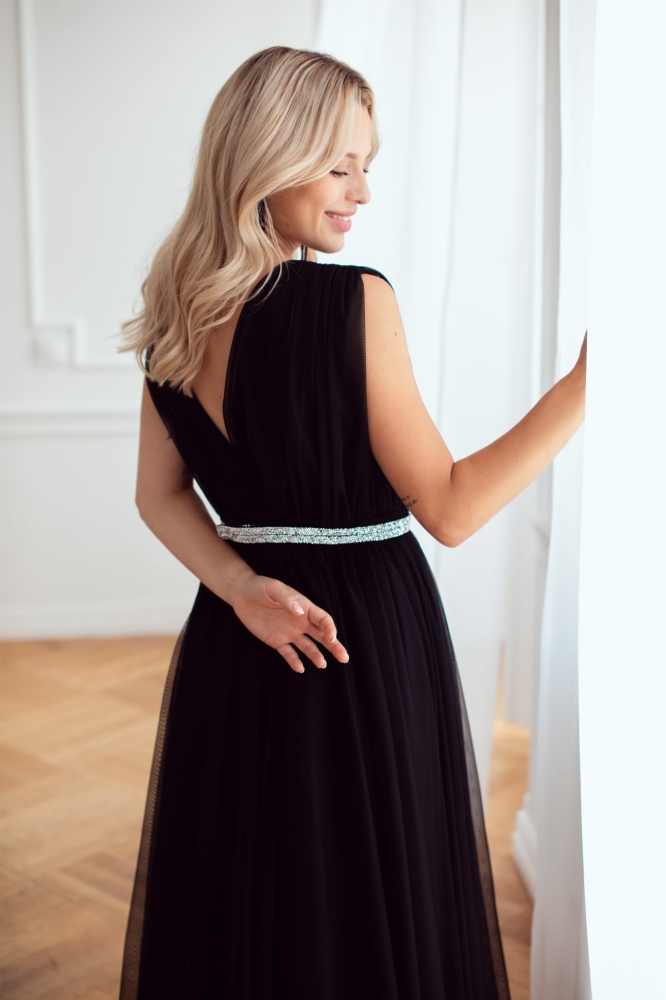 Długa tiulowa zjawiskowa sukienka maxi z głębokim dekoltem w kolorze czarnym Flora  Swing