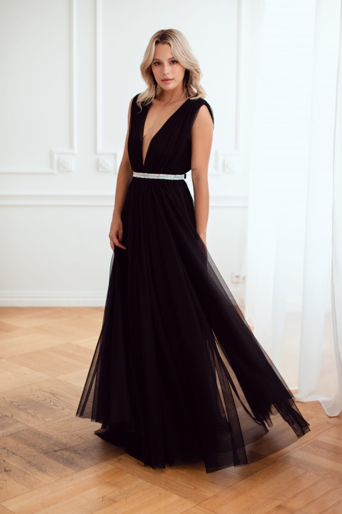 Długa tiulowa zjawiskowa sukienka maxi z głębokim dekoltem w kolorze czarnym Flora  Swing