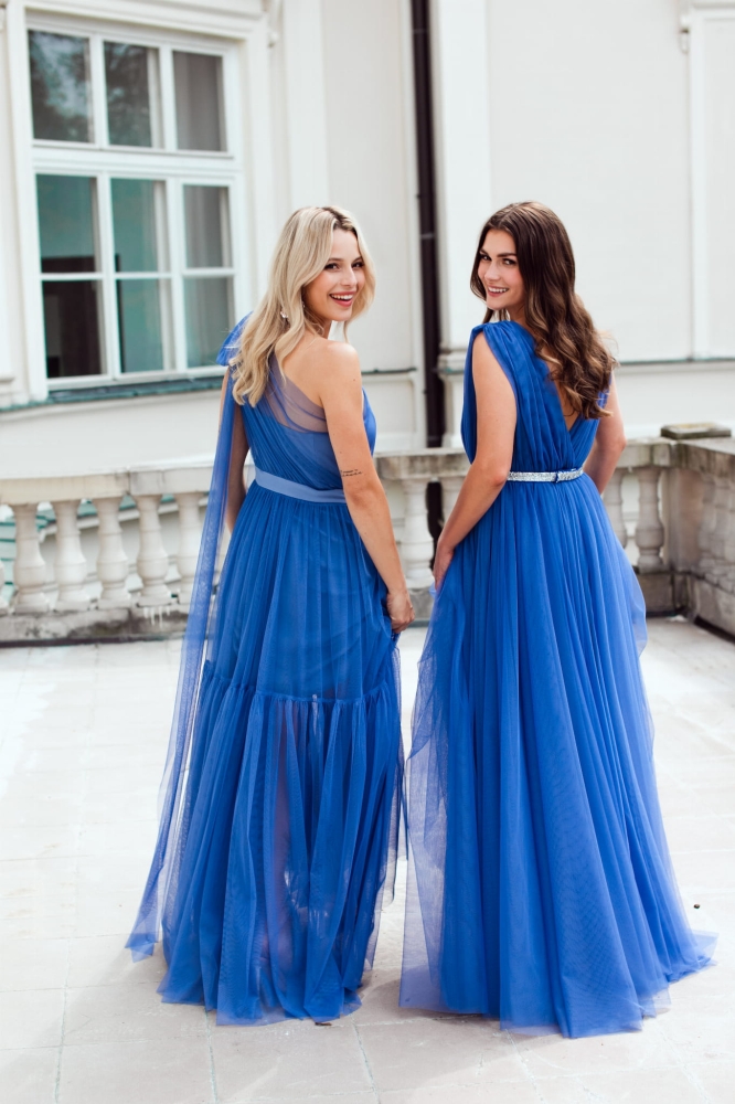 Długa tiulowa zjawiskowa sukienka maxi z głębokim dekoltem w kolorze niebieskim Flora  Swing