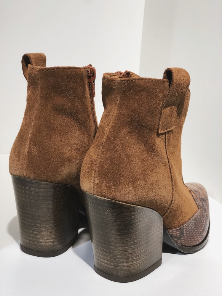 Brązowe zamszowe kowboje z krokodylą skórą