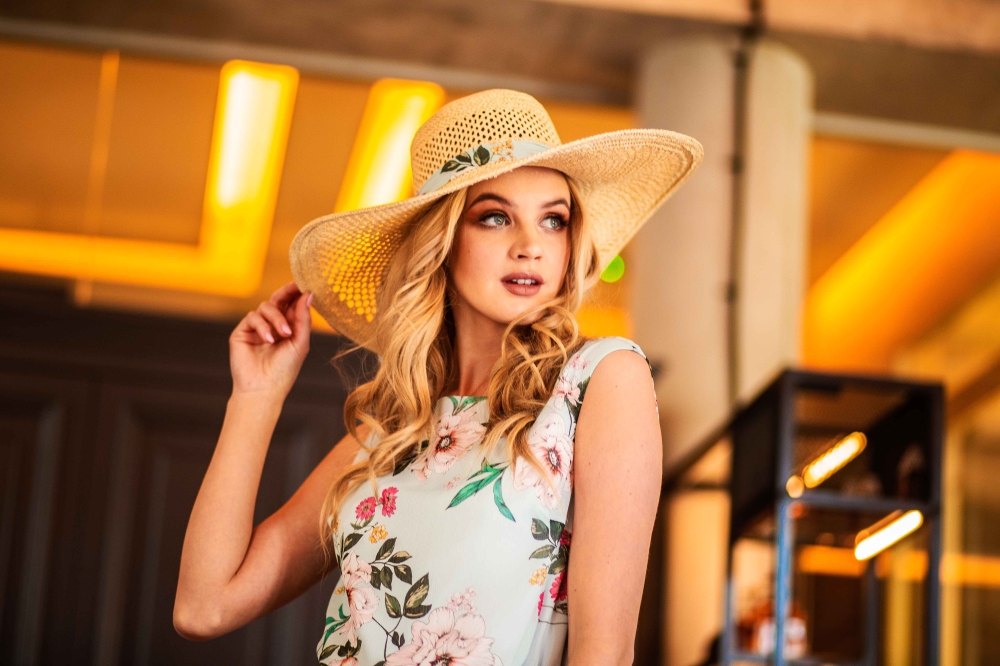 Długa błękitna sukienka w kwiaty Carrie by Swing