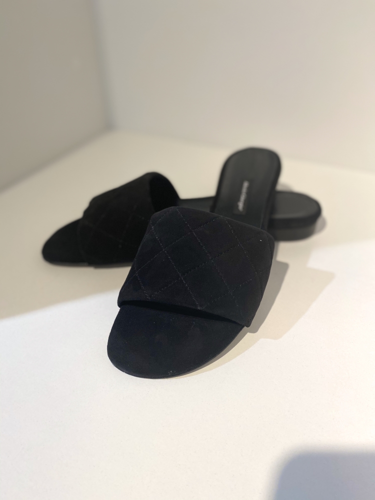 Czarne pikowane klapki z naturalnej skóry zamszowej