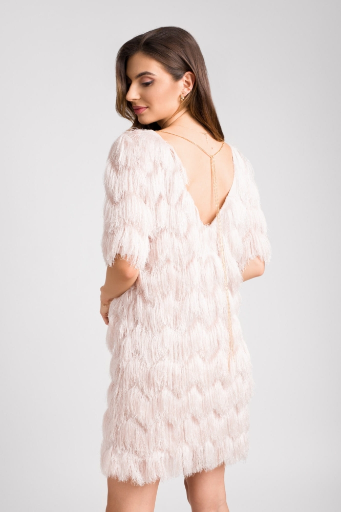 Luźna sukienka z frędzlami o pudełkowym kroju Fluffy by Swing kolor perłowy ecru plus size