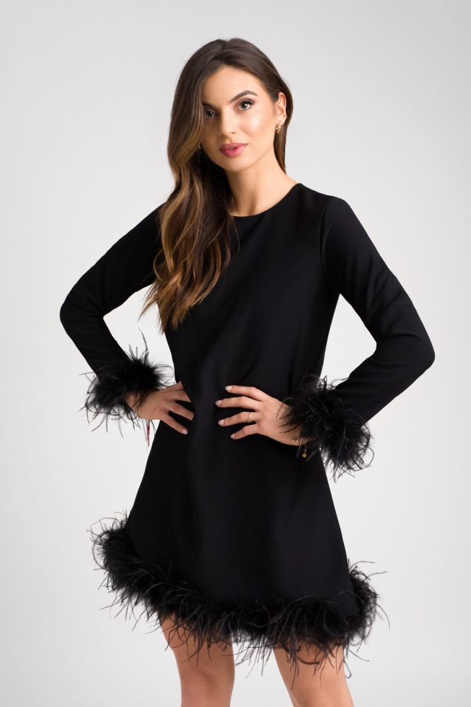 Czarna sukienka z długim rękawem i wykończeniem ze strusich piór Roxy by Swing  czarna sukienka strusie pióra feather dress black saint