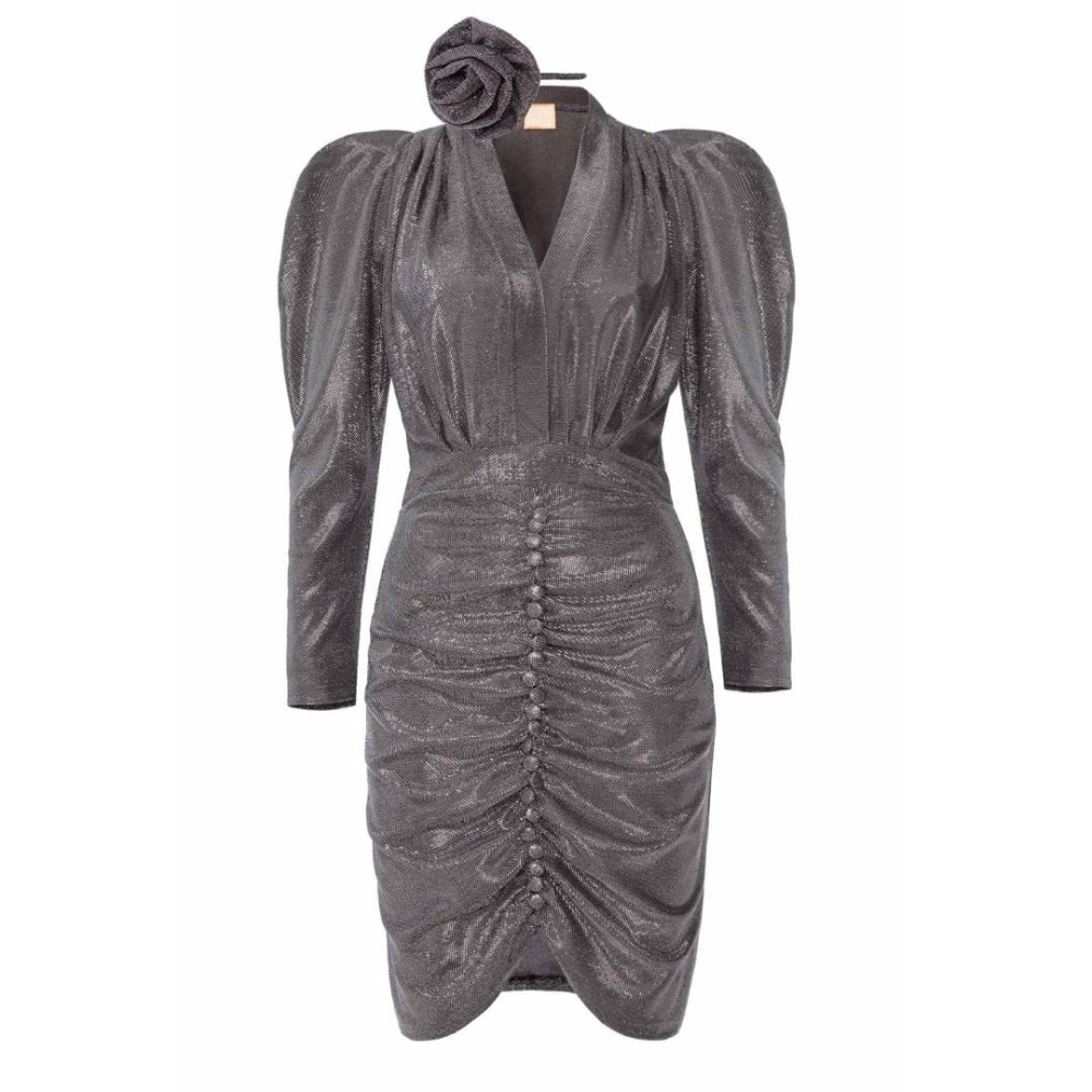 Srebrna sukienka błyszcząca z głębokim dekoltem długim rękawem w stylu pretty women marszczony dopasowany dół z guziczkami ozdobna róża przy szyi idealna na sylwestra LAura rose swing warszawa