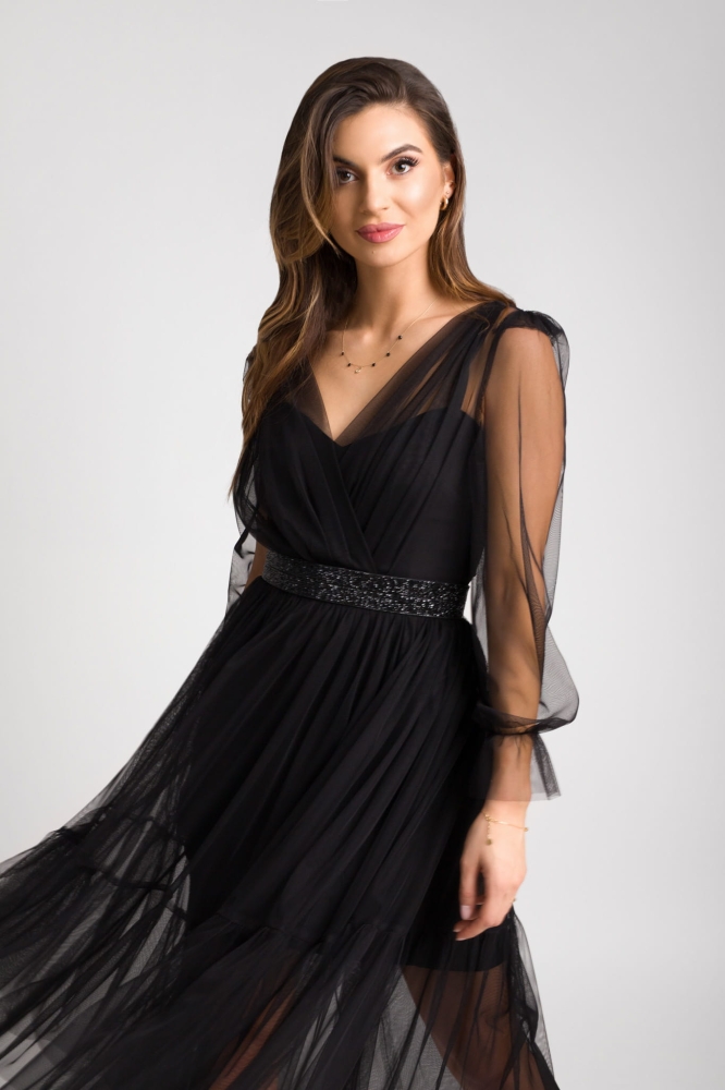 Tiulowa czarna sukienka z ozdobnym paskiem Serena by Swing