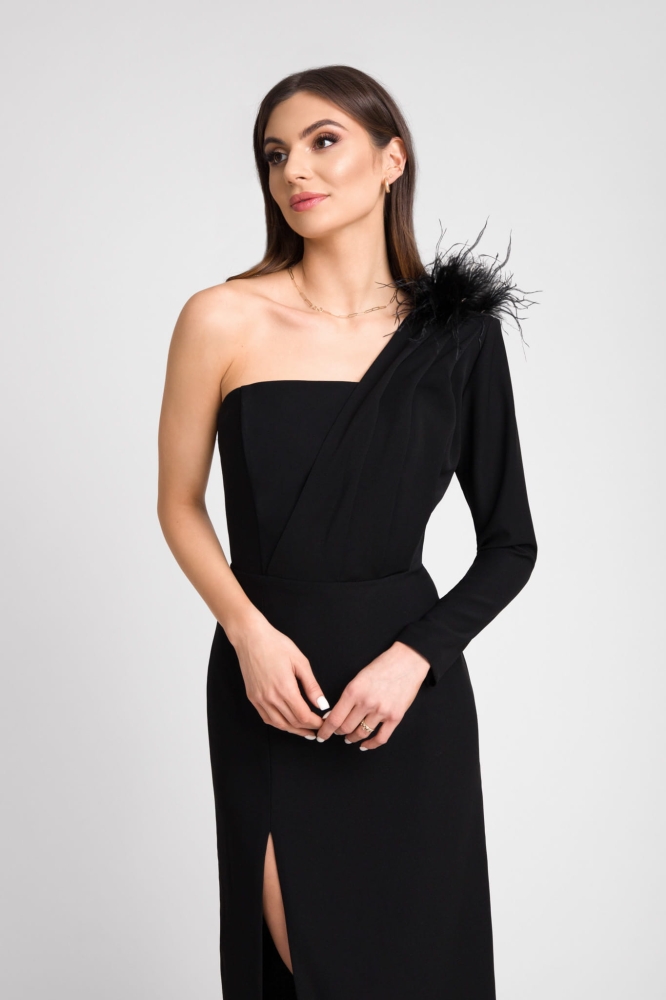 Długa czarna matowa sukienka z piórami na jedno ramie Chianti by Swing