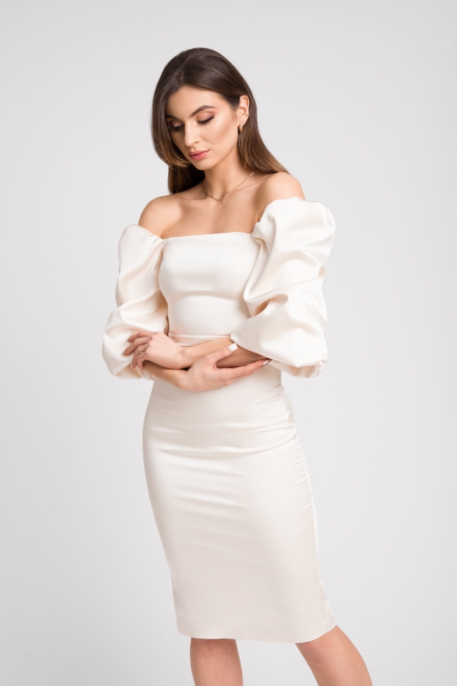 Śmietankowa satynowa ołówkowa sukienka midi Giselle z bufiastym rękawem i dekoltem karo SWING dopasowana w biodrach idealna na komunię