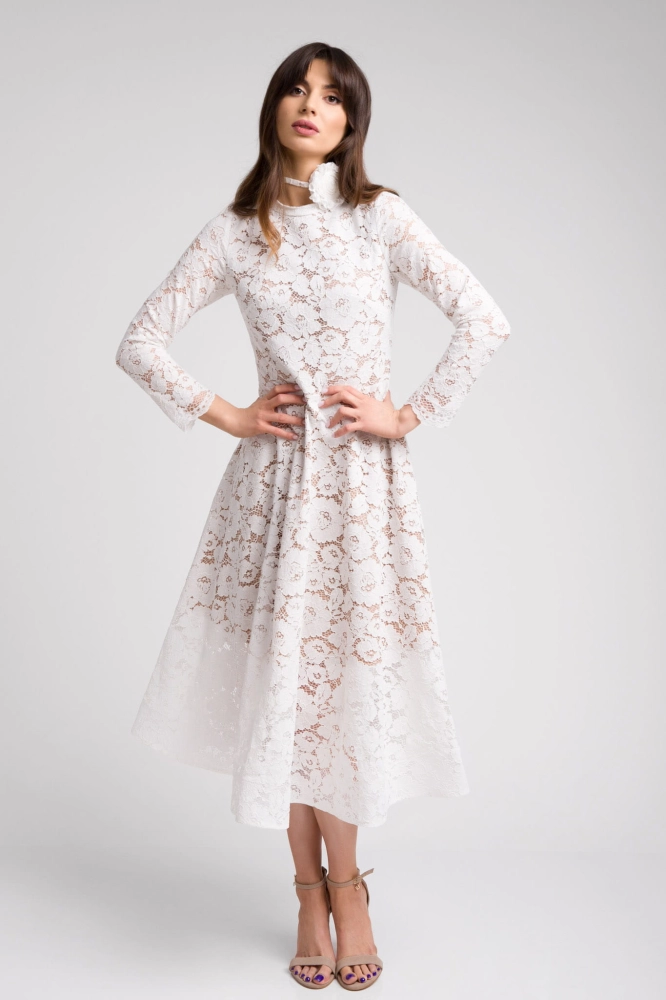 Biała koronkowa sukienka midi z długim rękawem o rozkloszowanym kroju z ozdobną różą Elena by Swing BIAŁA sukienka z koronki za kolano orozkloszowana z rękawem.z różą na komunie