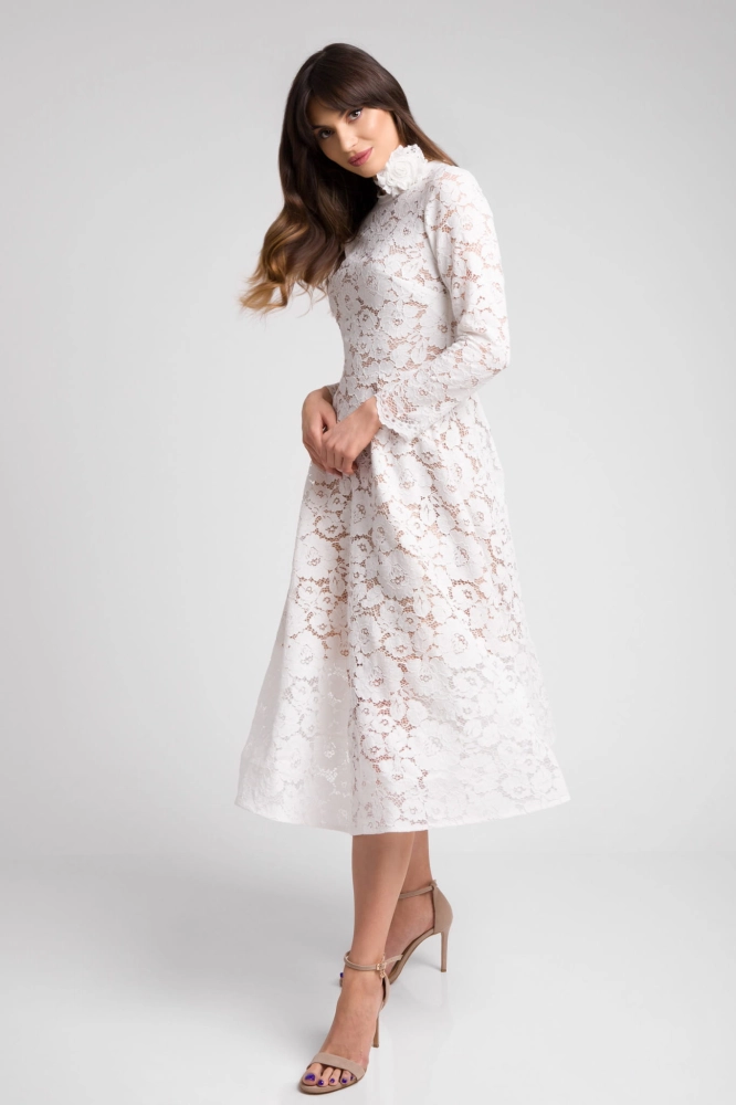 Biała koronkowa sukienka midi z długim rękawem o rozkloszowanym kroju z ozdobną różą Elena by Swing BIAŁA sukienka z koronki za kolano orozkloszowana z rękawem.z różą na komunie sukienka dla mamy