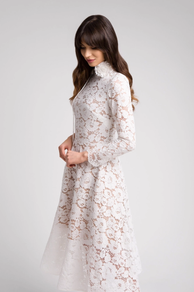 Biała koronkowa sukienka midi z długim rękawem o rozkloszowanym kroju z ozdobną różą Elena by Swing BIAŁA sukienka z koronki za kolano orozkloszowana z rękawem.z różą na komunie