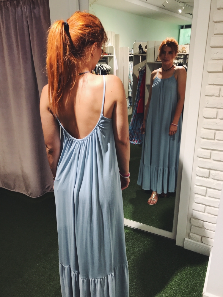 Długa niebieska sukienka na ramiączka