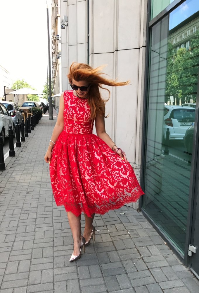 Czerwona koronkowa sukienka midi CHERRY SWING