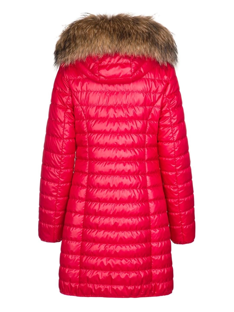 Czerwona pikowana kurtka z naturalnym futrem na kapturze
