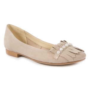 Beige leather moccasins with decorative pearls by Alexio Giorgio