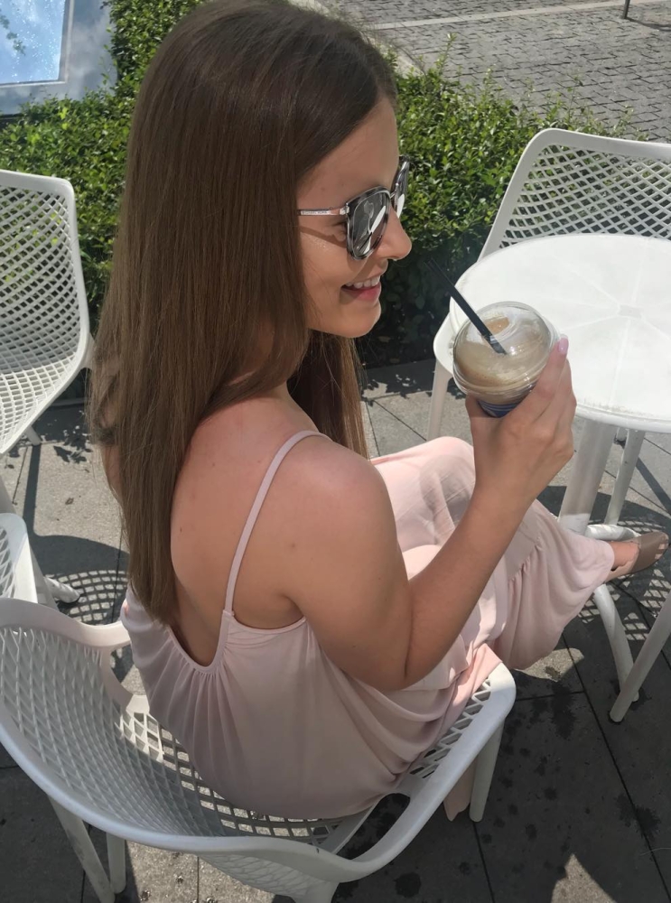 Długa pudrowo różowa sukienka na ramiączka