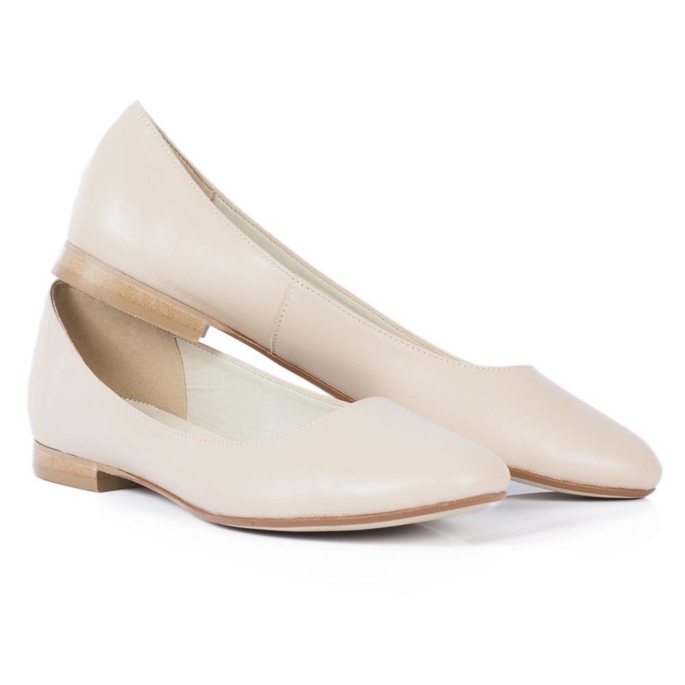 Gładkie jasnobeżowe skórzane baleriny