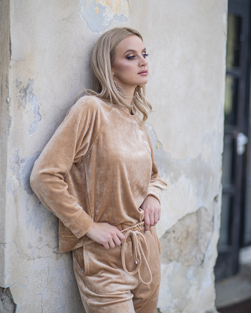 Welurowe beżowe dresy swing 