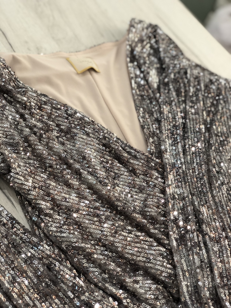  Cekinowa sukienka z głębokim dekoltem o kimonowym kroju Vivienne 