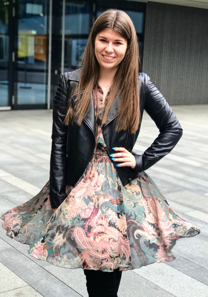  Lekko rozkloszowana wzorzysta sukienka SENIORITA Swing