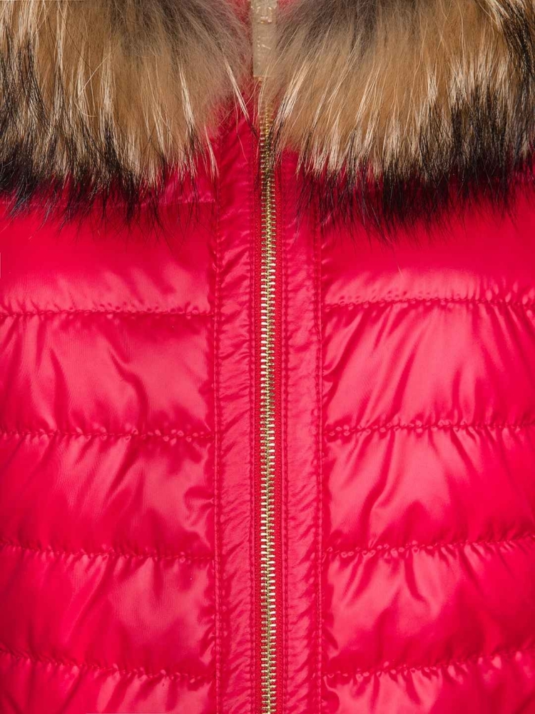 Czerwona pikowana kurtka z naturalnym futrem na kapturze