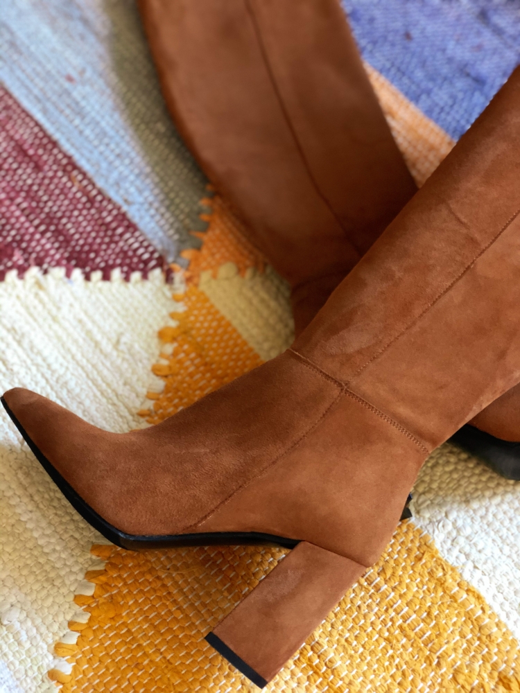 Brązowe kozaki ze skóry zamszowej na słupku